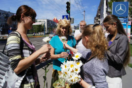 Поздравление с праздником на улицах Барнаула